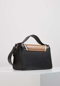 Černá taška z umělé kůže s hnědým horním panelem a zlatými akcenty. Obsahuje horní rukojeť a nastavitelné ramenní popruhy. Obdélníkový tvar.