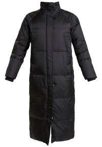 Svart lång puffjacka med hög krage, kviltat mönster, dragkedja fram, sidfickor och ribbade muddar. Slät, blänkande tygtextur.