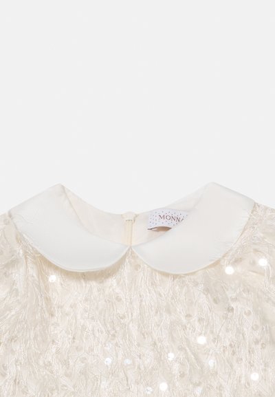 Λευκό γιακά Peter Pan σε κρεμ δαντελένιο φόρεμα με διακριτική κεντημένη floral διακόσμηση και παγιέτες, με φερμουάρ στο πίσω μέρος.