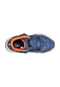 Blauer Sportschuh mit orangefarbenen Akzenten, verstellbarem BOA-Schnürsystem, strukturiertem Obermaterial und weißer Sohle. Entwickelt für Komfort und Unterstützung.