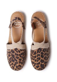 Espadrilky s leopardím potiskem, s béžovým plátěným páskem a elastickými bočními stranami, s tkanou jutu a dekorativním šitím.