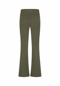Olijfgroene flared broek met een gladde textuur, voorzien van een hoge tailleband en twee achterzakken. Eenvoudig ontwerp zonder zichtbare patronen.