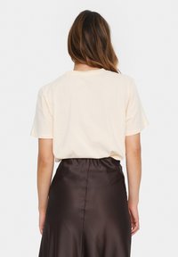 Saint Tropez ZAGI - Paprasti marškinėliai - pearled ivory tigerlily hart