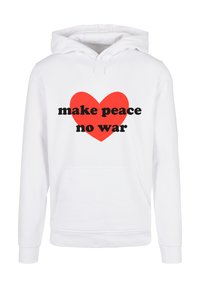 Hvid hætte sweatshirt med en frontkangaroo-lomme. Udstyret med et stort rødt hjerte grafisk billede med teksten "skab fred, ingen krig" i sort fed skrifttype.