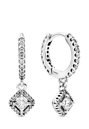 Boucles d'oreilles créoles en argent avec de petits cristaux intégrés et un pendentif en forme de diamant suspendu avec un cristal central scintillant.