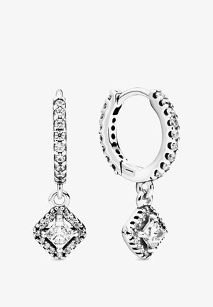 Pendientes de aro de plata con pequeños cristales incrustados y un colgante en forma de diamante con un cristal central brillante.