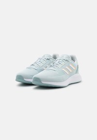 Zapatillas de running Adidas de color azul claro con parte superior de malla, suelas blancas y tres franjas naranjas sobre un fondo blanco liso.