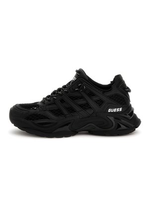 Czarny sneaker GUESS z detalami z siatki, grubą podeszwą, wzorzystymi nakładkami i firmowym logo na pięcie i języku, pokazany z zewnętrznej strony.
