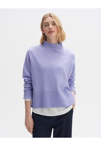 Maglione pullover lilla con colletto alto, polsini e orlo a costine, realizzato in morbido materiale a maglia. Sottogiacca visibile nella parte inferiore.