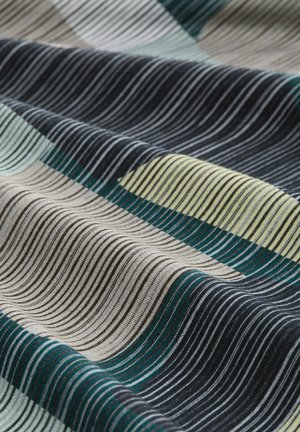 Zachte stof met horizontale strepen in tinten van turquoise, marineblauw, beige en lichtgeel, met zachte plooien en textuur.