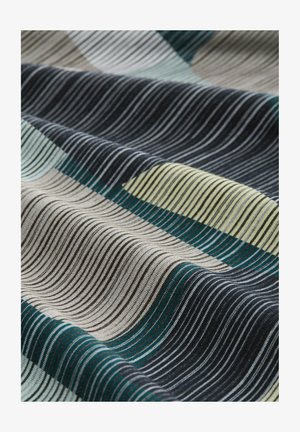 Zachte stof met horizontale strepen in tinten van turquoise, marineblauw, beige en lichtgeel, met zachte plooien en textuur.