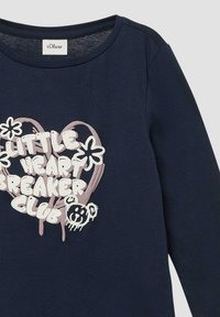 Granatowa koszulka z długim rękawem, okrągłym dekoltem, z grafiką serca i napisem "KLUB MAŁYCH ZŁAMACZY SERCA" w bieli i jasnym różu, z akcentami kwiatowymi.