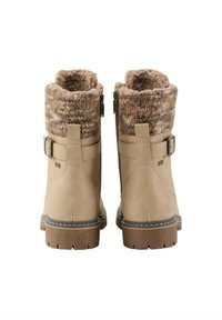 Botas de tobillo con doble hebilla, con un exterior sintético de color marrón y un puño trenzado en marrón y crema, que presentan una suela de goma texturizada.