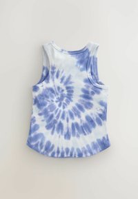 Bez rukava, rebrasti majica s trakama koja se ističe plavim i bijelim tie-dye uzorkom, s zaobljenim rubom i kontrastnim obrubom uz izrez i otvor za ruke.