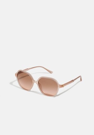 Occhiali da sole rosa con montatura oversize e rotonda, lenti marroni sfumate, bordo superiore testurizzato e aste intrecciate con dettaglio dorato.