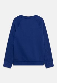 Mörkblå sweatshirt med rund halsringning, raglanärmar och ribbade ärmslut och nederkant. Tillverkad av mjukt tyg med en slät textur.