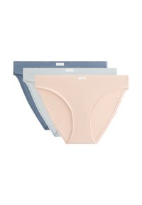 Tre par ribbade trosor i ljusblått, blekblått och mjukt rosa. Varje par har en enhetlig färg och en platt midja med en liten etikett.