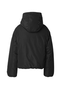 Svart vattert jakke med hette, med kort design og elastisk kant. Glatt tekstur med blank finish.