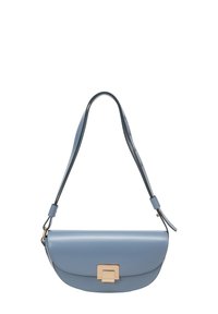 Sac à épaule en cuir bleu clair avec une forme arrondie, fermeture à fermoir doré et une sangle ajustable fine. Texture lisse et design minimaliste.