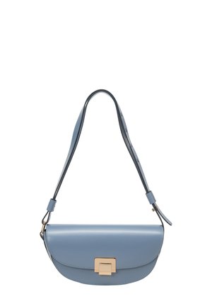 Sac à épaule en cuir bleu clair avec une forme arrondie, fermeture à fermoir doré et une sangle ajustable fine. Texture lisse et design minimaliste.
