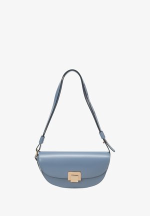Sac à épaule en cuir bleu clair avec une forme arrondie, fermeture à fermoir doré et une sangle ajustable fine. Texture lisse et design minimaliste.