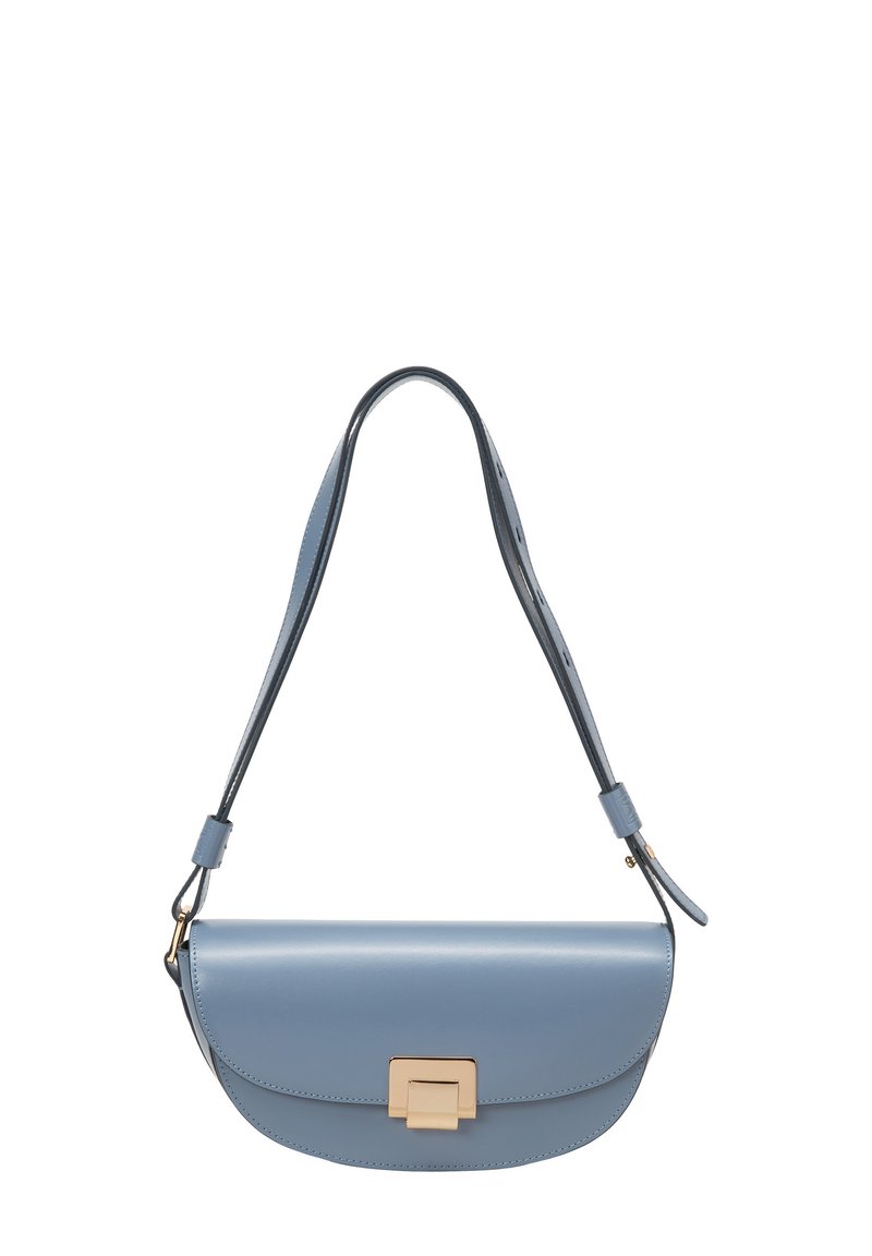 Sac à épaule en cuir bleu clair avec une forme arrondie, fermeture à fermoir doré et une sangle ajustable fine. Texture lisse et design minimaliste.