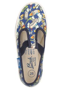 Blauwe instapschoenen met een speelse uitstraling, voorzien van raketten en wolken, elastische zijpanelen en een witte zool. Maat 28. Zachte stoffen materiaal.