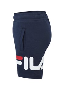 Pantaloni corti sportivi blu navy con cintura elasticizzata, tasca laterale e un grande logo FILA bianco e rosso stampato sulla gamba sinistra.