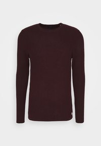 Bordowy sweter z długim rękawem wykonany z teksturowanej dzianiny. Posiada okrągły dekolt i małe logo przy spodzie.