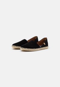 Espadrilles de ante negro con puntera redonda, suela de yute trenzado y detalles cosidos a lo largo del borde. Diseño minimalista con laterales de corte bajo.