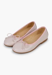 Ballerines rose pâle en cuir lisse, à bout rond, avec un accent en ruban rose sur le dessus. Semelle plate en marron.