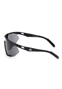 Gafas de sol deportivas negras de Adidas con lentes ahumados envolventes y montura ventilada, mostradas sobre un fondo blanco.