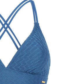Blau strukturiertes Bikinioberteil mit gekreuzten Trägern und einem kleinen goldenen Markenzeichen an der unteren Seite.