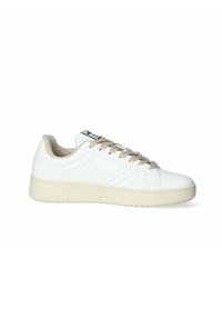 Sneaker bianco con tomaia testurizzata, dettagli beige, design con lacci, fori laterali e suola spessa color crema.