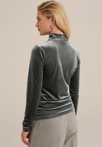 WE Fashion Ilgarankovis viršutinės dalies drabužis - green