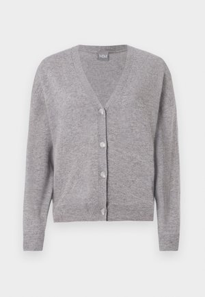 Svijetlosivi kardigan od mekanog materijala. Ima V-izrez, duge rukave i sedam gumba sprijeda. Rebrasti rubovi na rukavima i donjem dijelu.