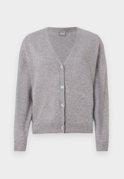 Gaiši pelēks kardigāns, izgatavots no mīkstas auduma. Ievērojama V formas kakla izgriezums, garas piedurknes un septiņas priekšējās pogas. Ribotās piedurknes un apakšmala.