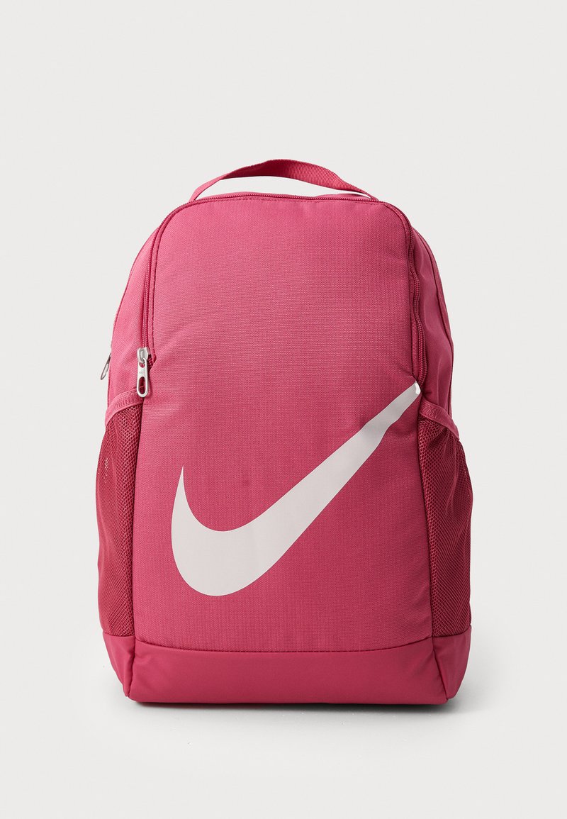 Roza Nike nahrbtnik z gladko, teksturirano površino, ki ima izstopajoči bel logotip swoosh in mrežaste stranske žepe. Glavni preddeh z zadrgo.