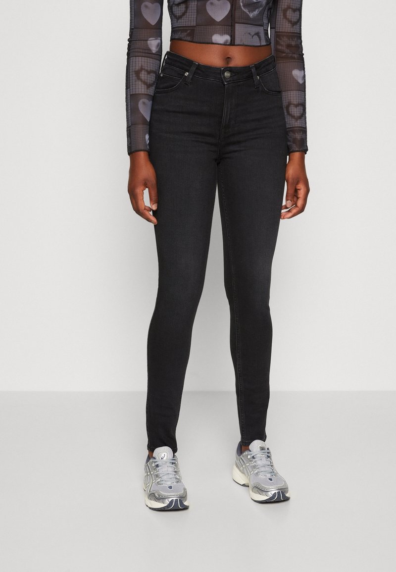 Svarta smala jeans i denim med en slät textur. Har en klassisk design med 5 fickor och en knappstängning fram.