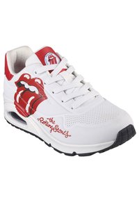 Weiße sneakers mit roten Akzenten, die ein Rolling Stones-Logo und eine Zungengestaltung aufweisen. Strukturierte Mesh-Details und eine schwarze Gummisohle.