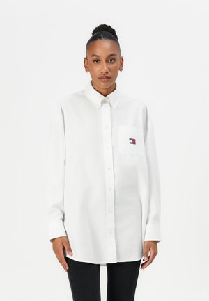 Tommy Jeans OVERSIZE BADGE SHIRT - Button-down blouse - ecru
