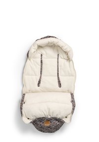 Varm vadderad babysovsäck med mjuk krämfärgad foder, blommönstrad utsida, snörningsstängningar och en etikett med varumärkesnamnet.