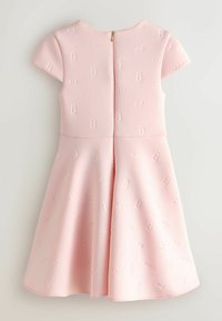 Rosa kurzärmeliges Kleid mit geprägten Buchstaben und Schleifen, Reißverschluss am Rücken, ausgestelltem Rock und glatter Textur.