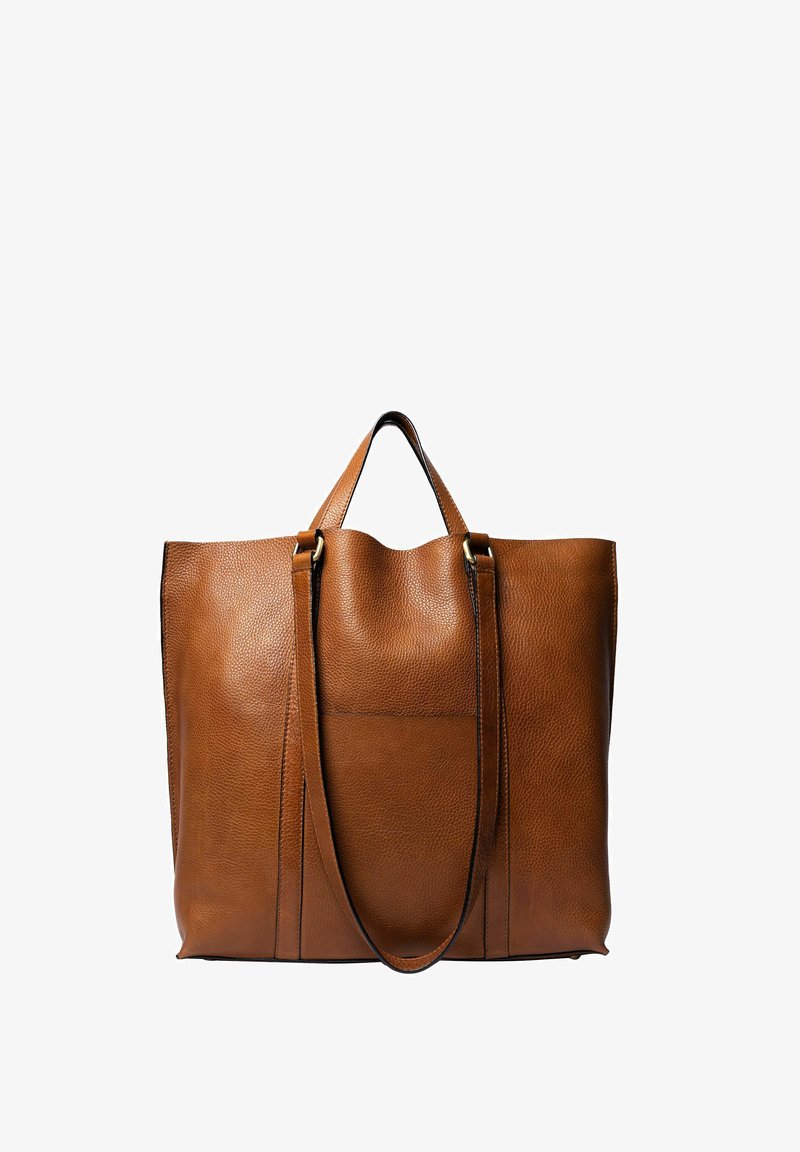 Hnědá kožená taška přes rameno s texturovaným povrchem, dvojitými uchy a prostorným designem. Obsahuje viditelné švy a ploché dno.