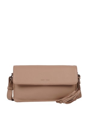 Borsa a tracolla in pelle beige con chiusura a patta, superficie strutturata e un tassello decorativo. Presenta una tracolla regolabile per maggiore versatilità.
