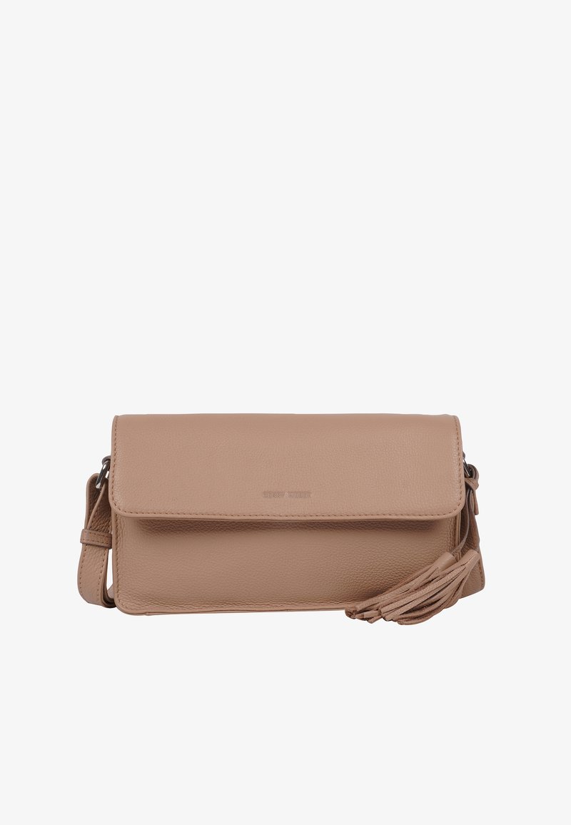 Beige läder crossover-väska med klaffstängning, strukturerad yta och en dekorativ kvast. Har en justerbar rem för mångsidighet.