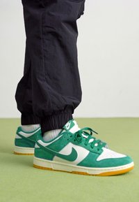 Nike Sportswear DUNK LOW SE TRK3 - Αθλητικά παπούτσια - phantom/malachite/light brown/coconut milk