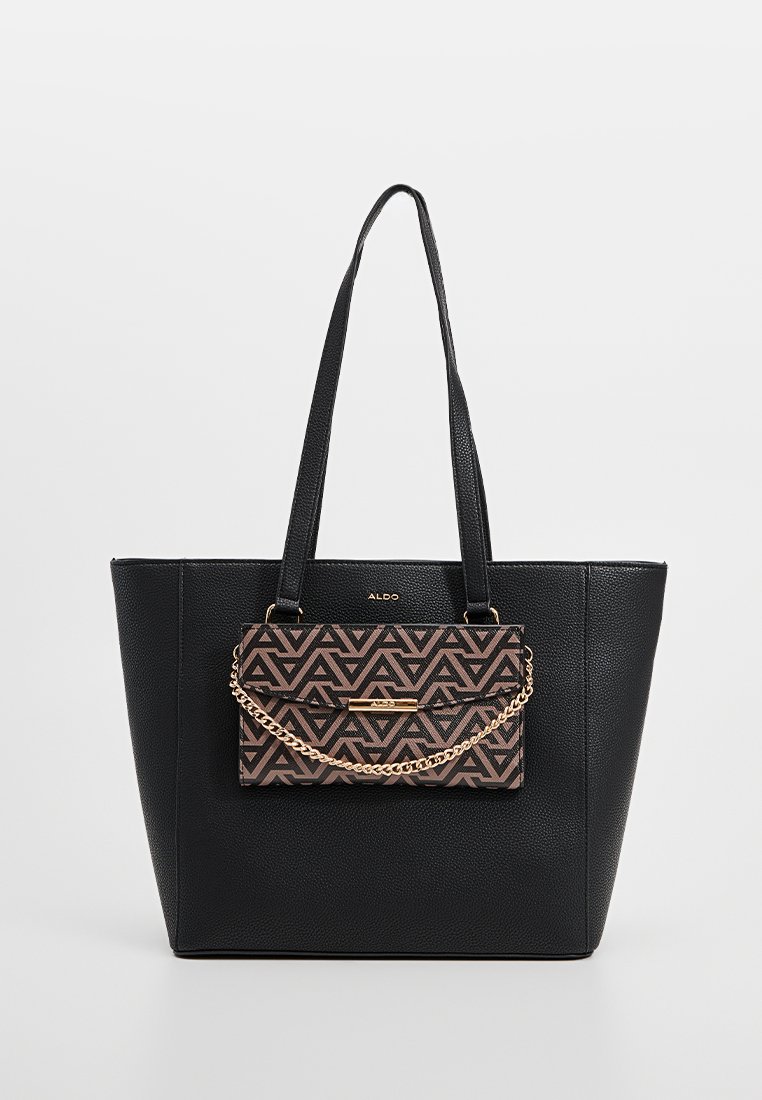 Bolso tote de cuero negro con asas largas, que cuenta con un clutch más pequeño con un patrón y una cadena dorada unida a su parte delantera.