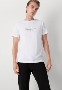 Calvin Klein Jeans DISTRESSED MONOLOGO TEE - T-shirt imprimé - bright white