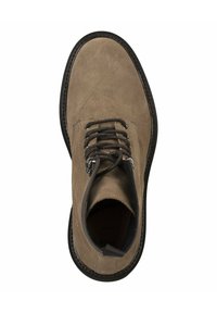 Botín de ante marrón hasta el tobillo con puntera redonda, cordones negros y costuras en contraste. Textura suave con una suela negra y un sutil logotipo en el interior.